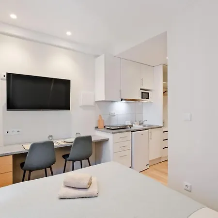 Lovely Fully Equipped Near Subway N3 Apartmán *